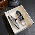 Schicke silberne Mary Jane Pantoletten mit eckiger Zehenpartie und modischem Metallic-Finish - EU 35 / Silber