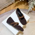 Zapatos Mary Jane de felpa marrón con hebilla de rosa dorada y forro térmico suave - EU 35 / Marrón Oscuro