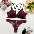 Conjunto de lencería de encaje rojo vino con sujetador de espalda cruzada y tanga a juego - 70B / Superior E Inferior / Burdeos