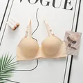 Set reggiseno in pizzo senza cuciture beige, spalline regolabili su sfondo minimalista - S / Nudo
