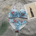 Set lingerie floreale azzurro con pizzo, presentato su sfondo di peluche grigio - S / A2173 Floreale Blu Base Rossa