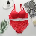 Elegante conjunto de lencería de encaje rojo con motivos florales y braga con lazo a juego - S / Rojo