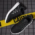 Zapatillas deportivas negras para hombre con rayas blancas y suelas gruesas suaves - EU 39 / Negro