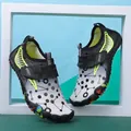 Zapatos de agua infantiles en degradado gris con patrones y detalles en verde neón - EU 26 / Gris