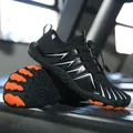 Chaussures de sport nautique noires avec semelle orange antidérapante et éclairs - EU 35 / Noir