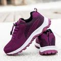 Dunkelvioletter atmungsaktiver Strick-Walkingschuh mit elastischem Kordelzug und weißer Sohle - EU 36 / Lila