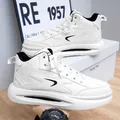 Sneakers alte bianche con suola platform e motivi geometrici neri alla moda - 39 / Bianco