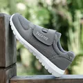Dunkelgraue atmungsaktive Mesh-Walkingschuhe für Senioren mit Klettverschluss und rutschfester Sohle - EU 36 / Grau