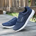 Damen und Herren Laufschuhe in Dunkelblau mit Klettverschluss und atmungsaktivem Netz - Blau