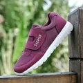 Atmungsaktive lila Mesh-Walkingschuhe mit Klettverschluss für ältere Herren und Damen - Lila