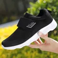 Leichter schwarzer Mesh-Wanderschuh mit Klettverschluss und atmungsaktivem Stoff für Senioren - EU 36 / Schwarz