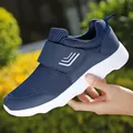 Dunkelblaue atmungsaktive Mesh-Walkingschuhe mit Klettverschluss und dicker weißer Sohle - EU 39 / Blau