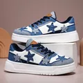 Baskets à plateforme 2025 en denim bleu et cuir blanc pour femme avec écussons étoiles - EU 35 / Bleu
