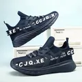 Donkerblauwe ademende heren sneakers met modieuze letterband en dikke zolen - EU 40 / Donkerblauw