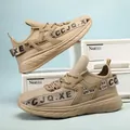 Casual herensneakers van ademend beige mesh met trendy zwarte letters en stevige zool - EU 40 / Bruin