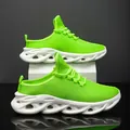 Mule sportive da uomo in mesh verde neon con suola spessa bianca e design senza schienale - 39 / Verde