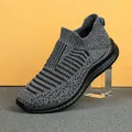 Slip-on sneakers voor heren van grijs-zwart flyknit met dikke antislipzool en ademend mesh - 38 / 227-Serie / Lichtgrijs