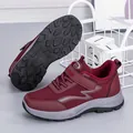 Zapatillas burdeos para mujer mayor con malla transpirable y cierre de velcro cómodo - EU 35 / Rojo