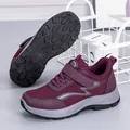 Zapatillas moradas para caminar para mujer mayor con cierre de velcro y suela antideslizante - EU 35 / Granate