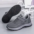 Graue atmungsaktive Walkingschuhe mit Klettverschluss und rutschfester Gummisohle - Dunkelgrau