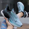 Lichtblauwe en donkergrijze mesh hardloopschoenen met dikke dempende witte zool - EU 36 / Lichtblauw