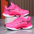 Zapatillas running rosas de malla transpirable con suela amortiguada y detalles negros - Rosa rojo
