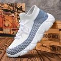 Modische Herren-Sneaker aus atmungsaktivem Fly-Knit in Weiß und Marineblau mit dicker Sohle - EU 36 / Weiß