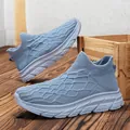 Baskets en tricot bleu clair sans lacets avec semelle blanche sur sol en bois - EU 36 / Bleu