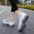 Sneakers da donna in maglia grigia traspirante con suola platform e decoro a cuore - 35 / Rosa grigiastro