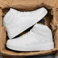 Sneakers alte da uomo bianche con trafori traspiranti in stile moderno e minimalista - 39 / Scarpe da Skate High-Top (D52) / Bianco