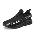 Heren hardloopschoenen van zwart mesh met zijdelingse print en golvende rubberen zool - EU 39 / Zwart