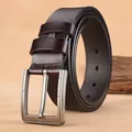 Ceinture homme en cuir marron foncé avec boucle métallique brossée sur fond de sable naturel - Taille 105 / Marron