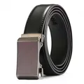 Dettaglio di cintura da uomo in pelle nera con cuciture e fibbia automatica in metallo - 105cm / Fibbia Marrone