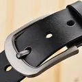 Dettaglio cintura in vera pelle nera con fibbia ad ardiglione in metallo spazzolato grigio - 105cm / Nero