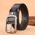 Cintura da uomo in pelle marrone scuro retrò con fibbia ad ardiglione in metallo opaco - 105cm / caffè