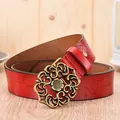 Cinturón vintage de cuero rojo para mujer con relieve floral y hebilla de bronce - 105cm / Rojo