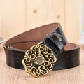 Cinturón retro de cuero negro para mujer con relieve floral y hebilla de bronce - 105cm / Negro