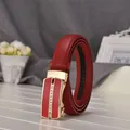 Cintura da donna in pelle rossa con elegante fibbia automatica dorata e strass scintillanti - Rosso / 105cm