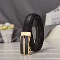 Cintura da donna in pelle nera con fibbia automatica dorata e strass decorativi - Nero / 105cm