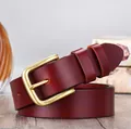 Dettaglio cintura uomo in vera pelle con fibbia in ottone opaco e trama naturale fine - 125cm / Fibbia ad Ardiglione in Rame-Marrone Rossastro