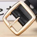 Cintura classica in pelle nera con fibbia ad ardiglione rettangolare minimalista in oro - 105cm / Nero