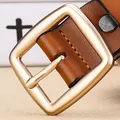 Cintura in pelle marrone martellata con fibbia quadrata dorata e cuciture a vista - 105cm / Cammello