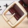 Cintura minimalista in pelle bordeaux scuro con fibbia quadrata oro lucido - 110cm / rosso-marrone