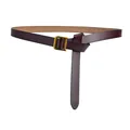 Détail d'une fine ceinture en cuir marron foncé avec boucle en D dorée mate et texture fine - Marron