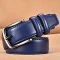 Cintura da uomo in pelle blu navy con fibbia ad ardiglione in metallo spazzolato grigio - 105 / Blu