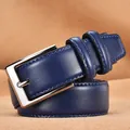 Cintura classica da uomo in pelle blu navy con fibbia ad ardiglione argentata e grana fine - 110cm / Blu
