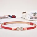 Damen schmaler roter Lackleder-Gürtel mit glitzernder Strass-Blumenschnalle - Doppelblumen-Schnalle / Rot