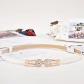 Eleganter weißer Damen-Schmalgürtel mit funkelnder goldener Strass-Blumenschnalle - Doppelblumen-Schnalle / Weiß