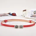Eleganter dünner roter Lackledergürtel für Damen mit Strassschnalle und Blumengravur - Doppelquadratische Edelstein-Schnalle / Rot