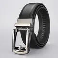 Herren Ledergürtel in Schwarz mit gebürsteter Automatikschließe aus hochwertigem Metall - 105cm / Stil B